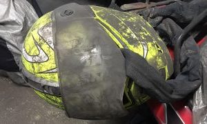 como limpiar casco de moto