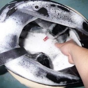 lavar casco de moto por dentro